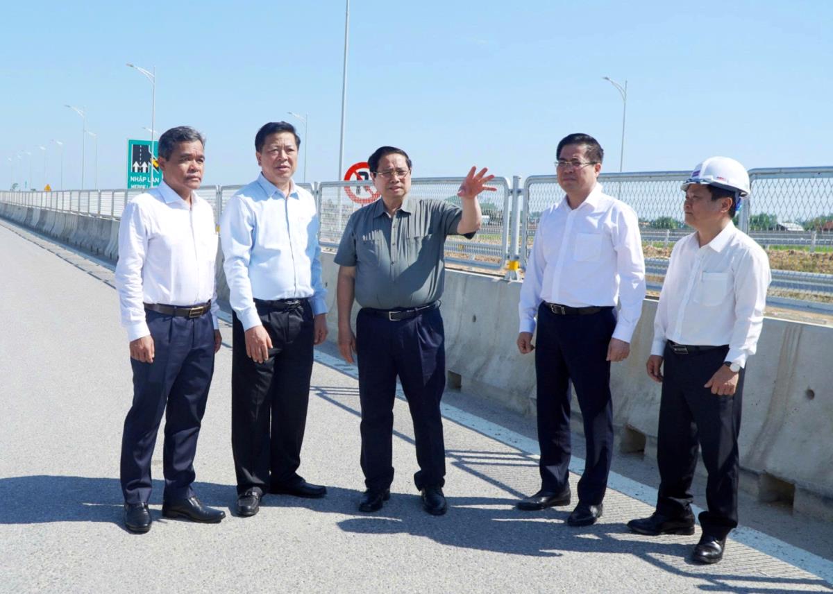 Thủ tướng Phạm Minh Chính kiểm tra tiến độ cao tốc Quảng Ngãi - Hoài Nhơn.