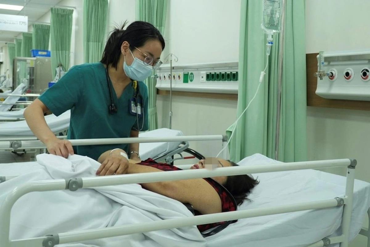 Trường hợp nghi ngộ độc thực phẩm do ăn bánh mì điều trị tại bệnh viện. (Ảnh: SYT TP.HCM)