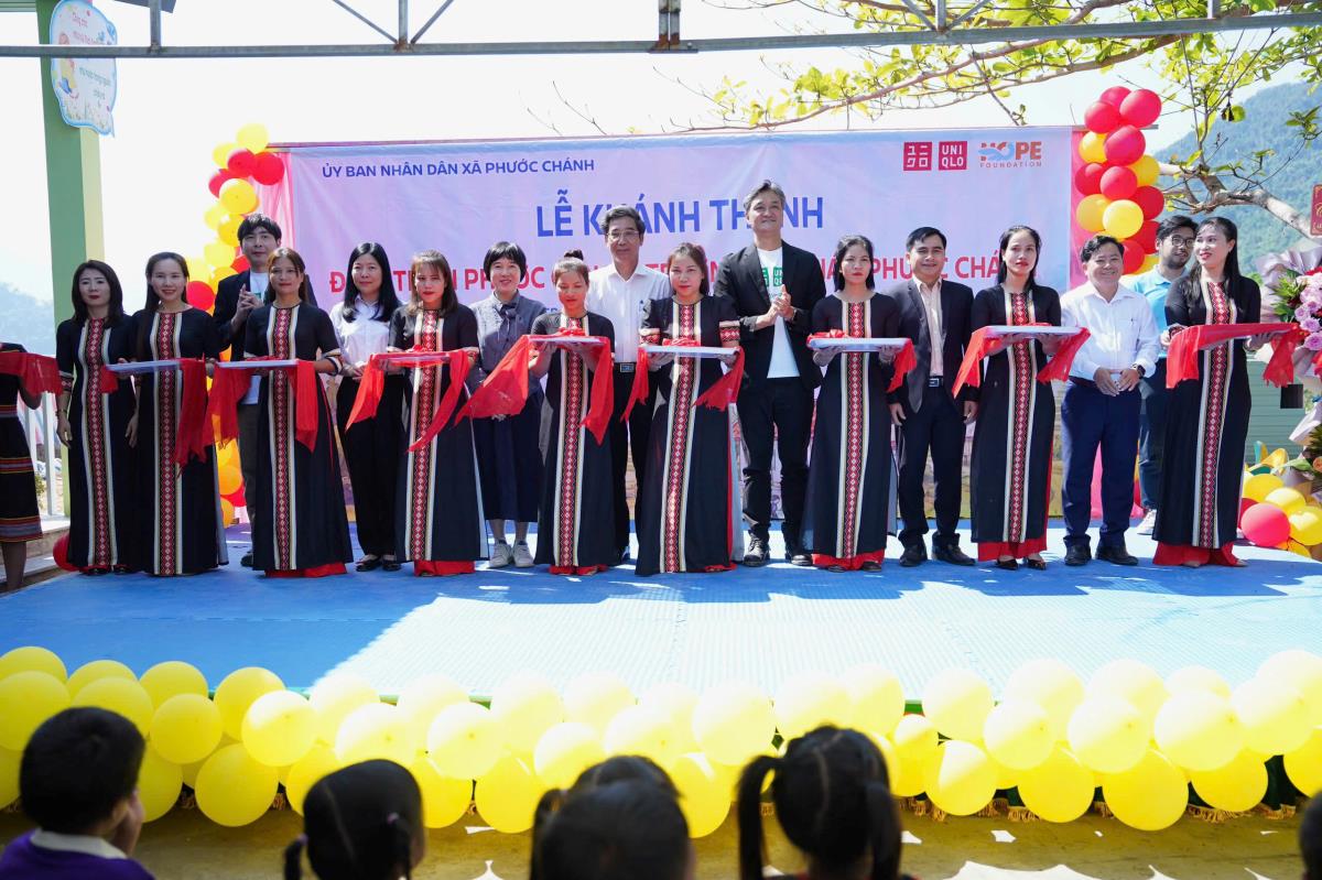 Phó Chủ tịch UBND TP Đà Nẵng Trần Chí Cường cùng các đại biểu cắt băng khánh thành điểm trường.