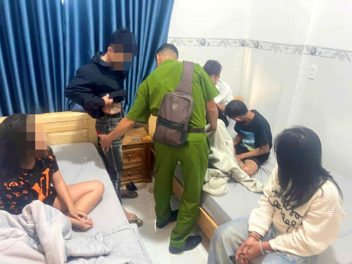 Các đối tượng tại nhà nghỉ.