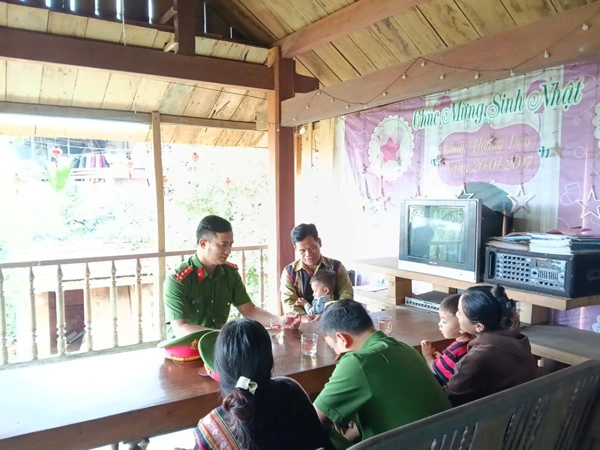 Đại úy Lê Thành Tâm cùng lực lượng tham gia bảo vệ ANTT ở cơ sở sửa chữa và xây dựng căn nhà mới Trong "Chiến dịch Quang Trung".