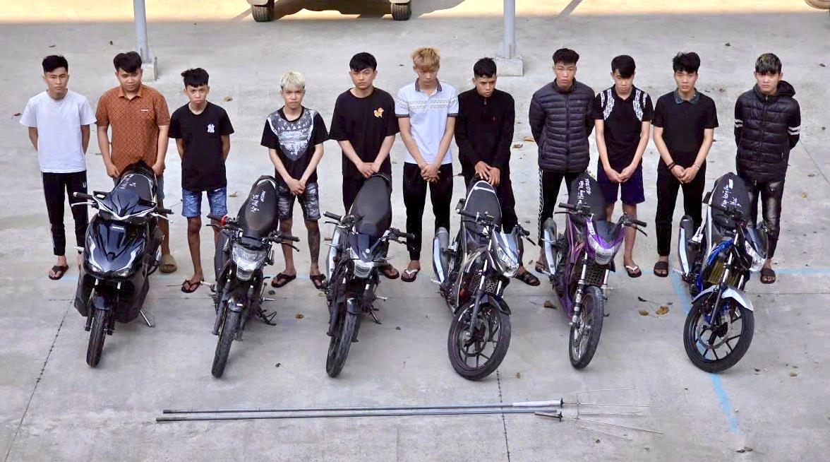 Các đối tượng thuộc nhóm 1 và 3 cùng phương tiện và hung khí