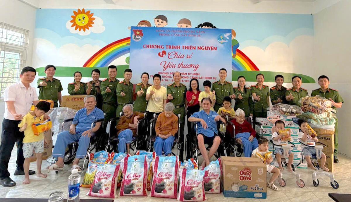 Nhiều phần quà ý nghĩa đến với người già và trẻ nhỏ đang được chăm sóc, nuôi dưỡng tại trung tâm.