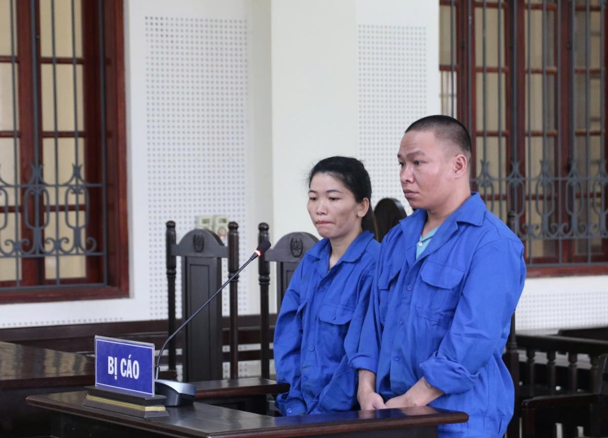 Hai bị cáo Thuận và Ngoạn tại tòa.