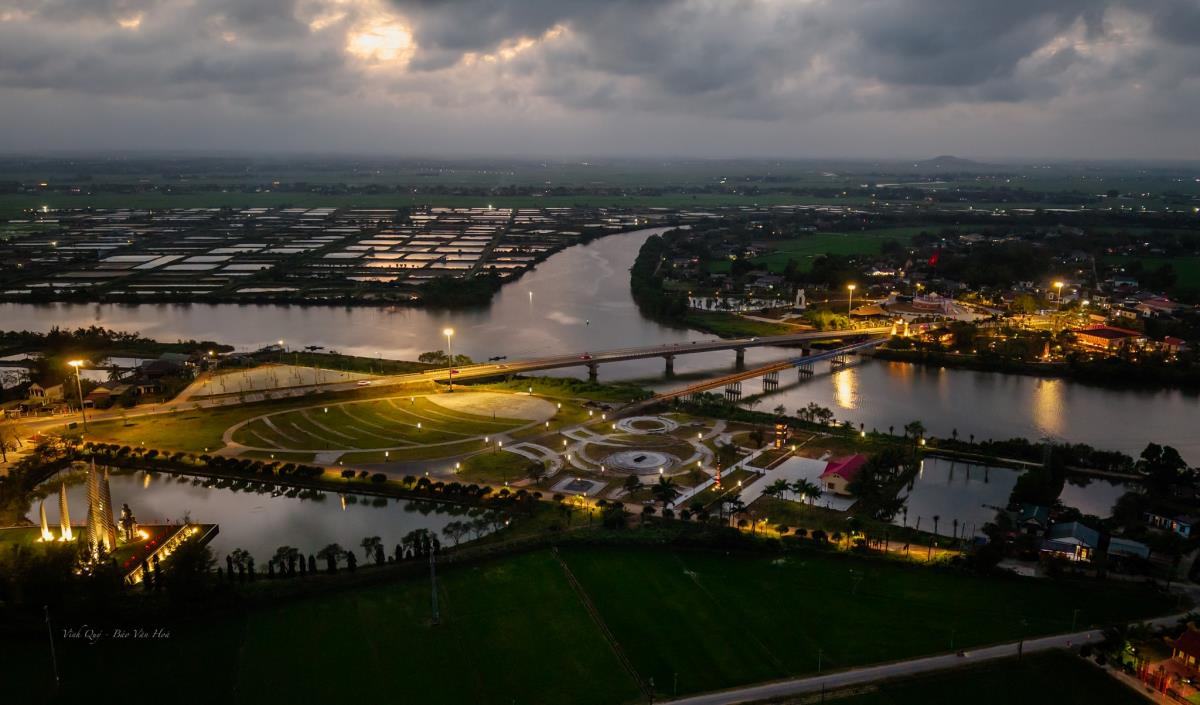 Di tích lịch sử Đôi bờ Hiền Lương.