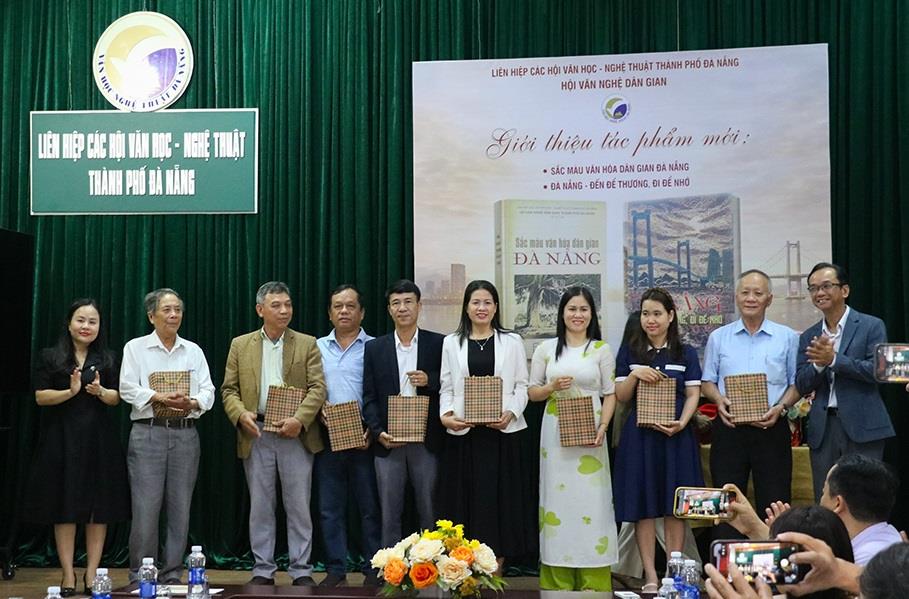 Ban tổ chức tặng 2 cuốn sách mới cho đại diện các đơn vị, trường học trên địa bàn thành phố.