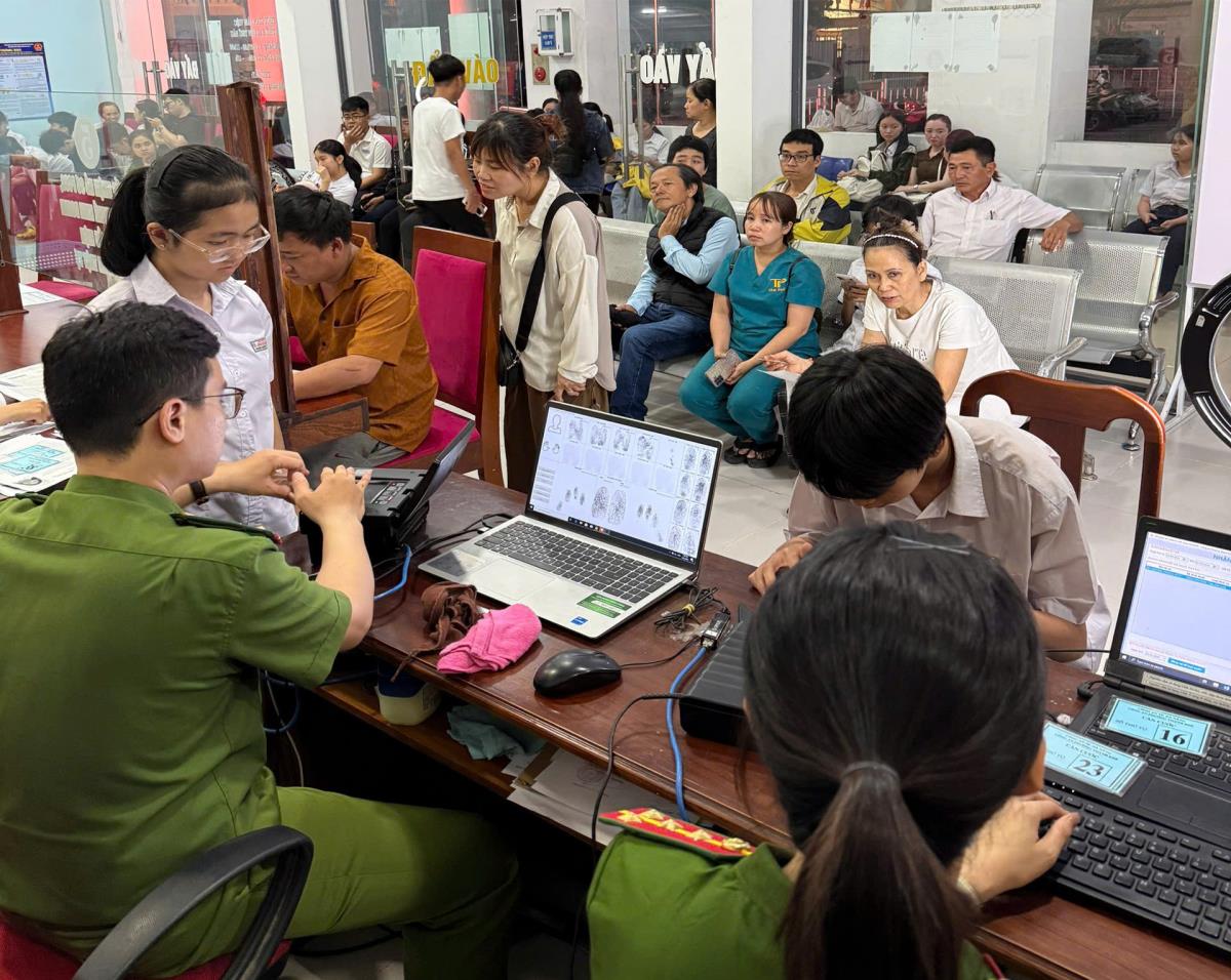 Học sinh đến làm thủ tục cấp căn cước tại trụ sở Công an phường Thanh Khê.