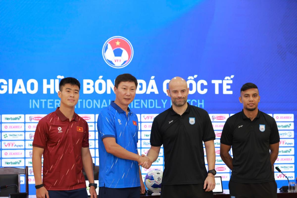 Ngày 25-3, HLV, đội trưởng 2 đội tuyển Việt Nam và Bangladesh dự họp báo trước trận giao hữu.