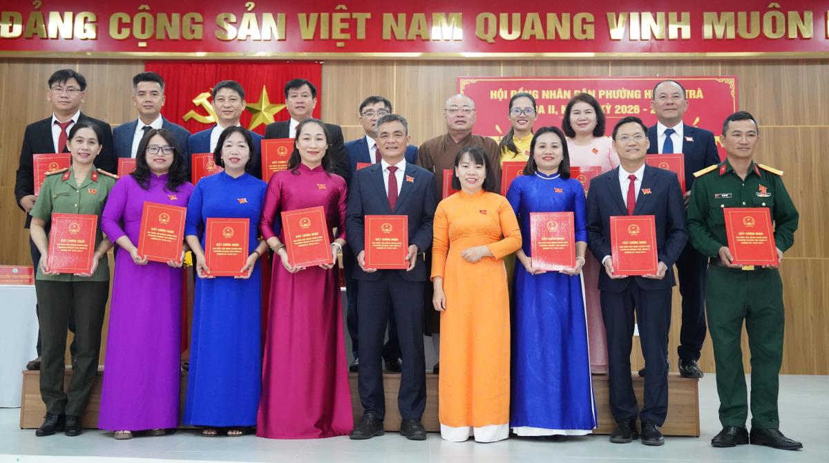 Lãnh đạo UBND phường Hương Trà ra mắt.