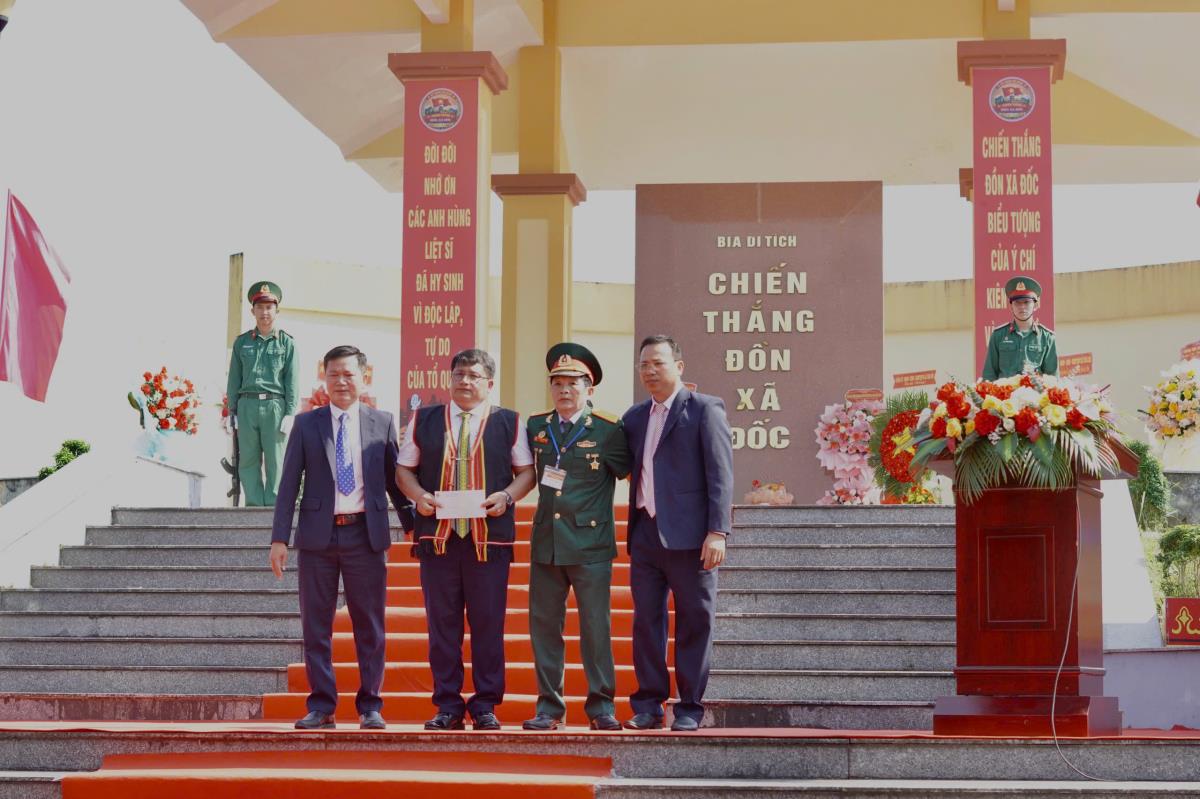 Đại diện Tiểu đoàn Đặc công 409 tặng quà cho xã Trà Đốc.