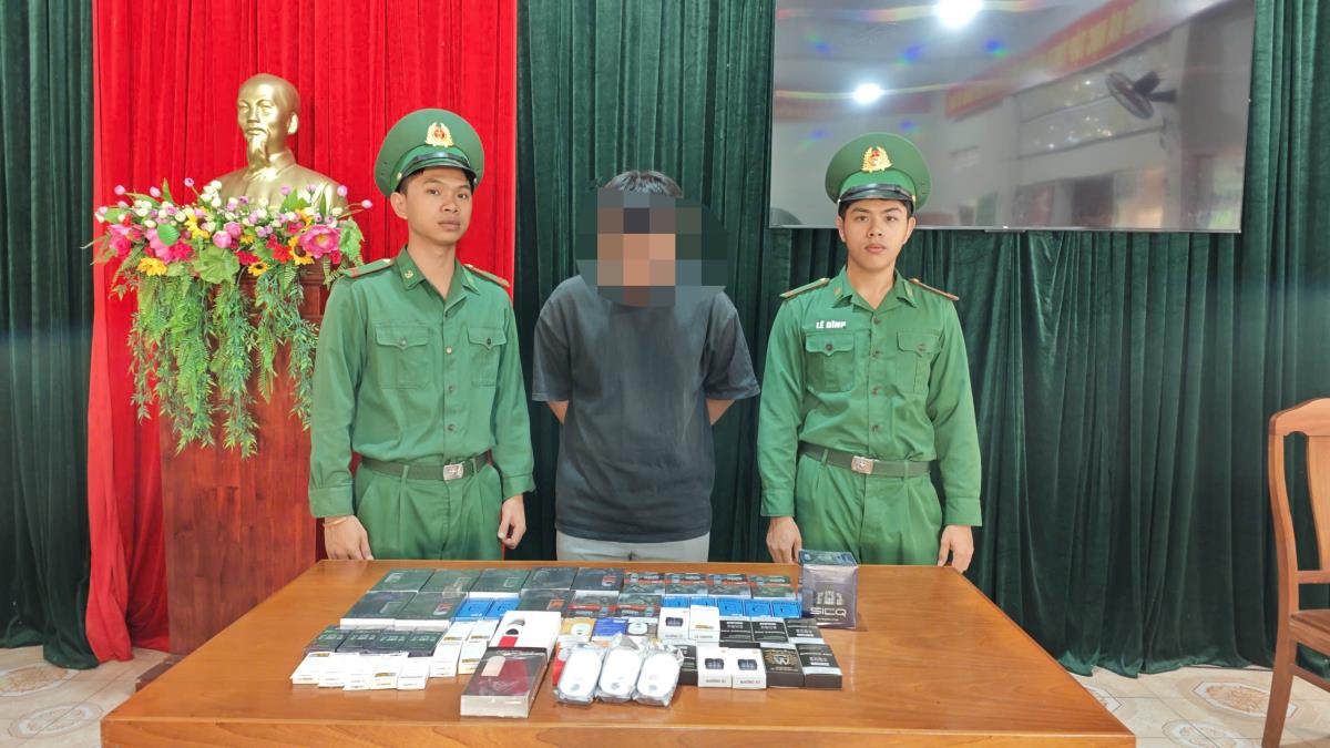 Ông Dương Văn Tú cùng tang vật tại cơ quan Bộ đội biên phòng.