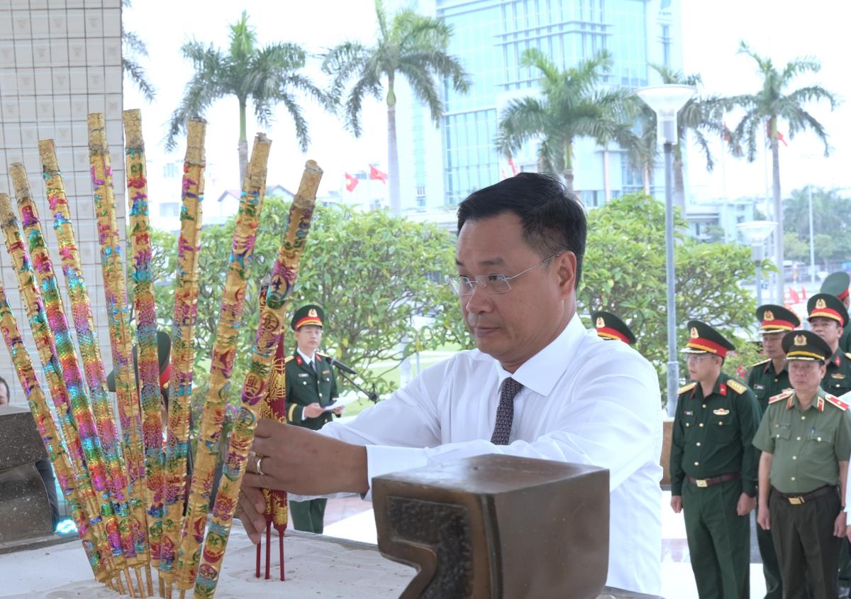 Các đồ ng chí lãnh đạo thành phố tham gia lễ dâng hương