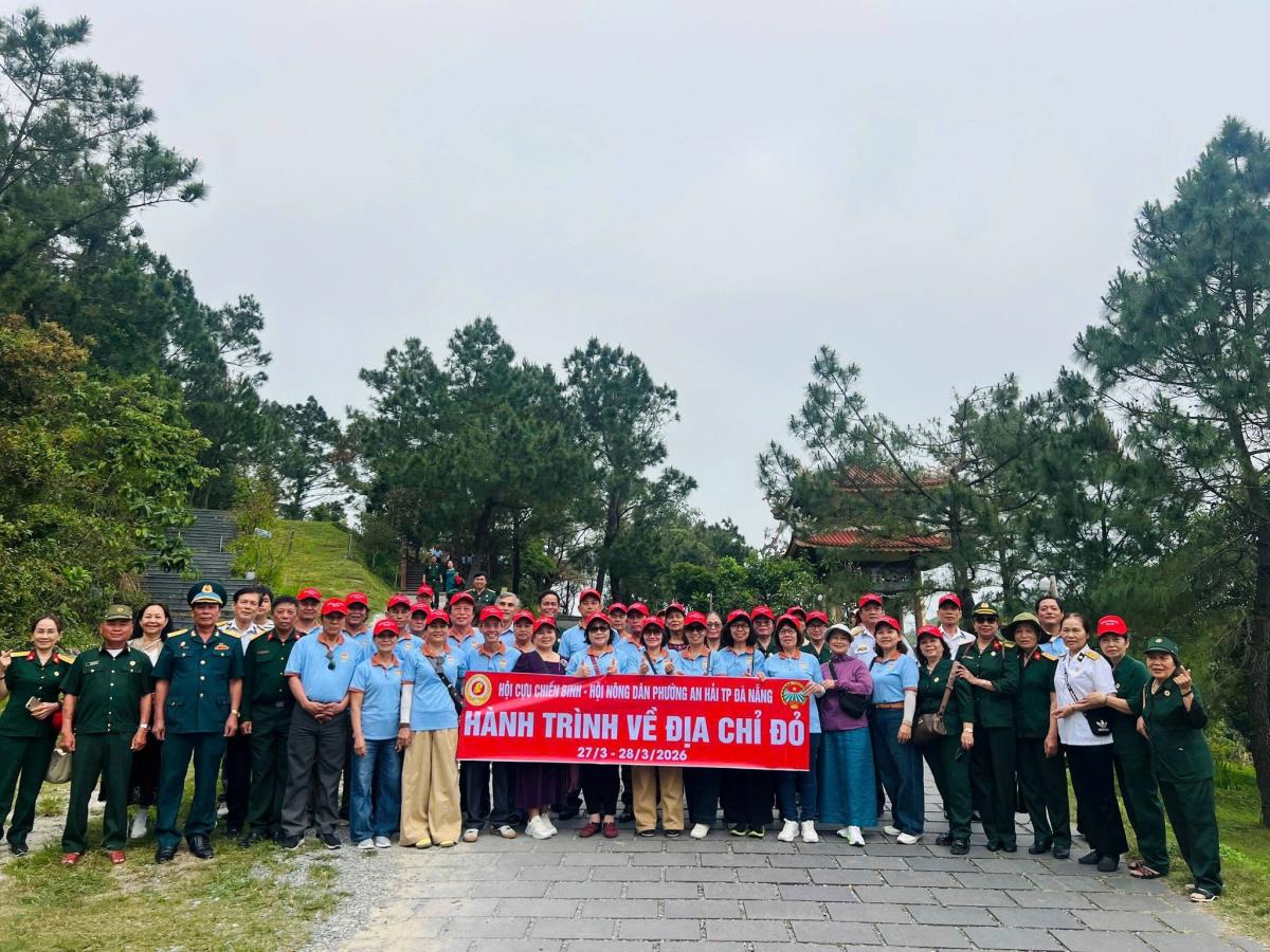 Các hội viên chụp hình lưu niệm