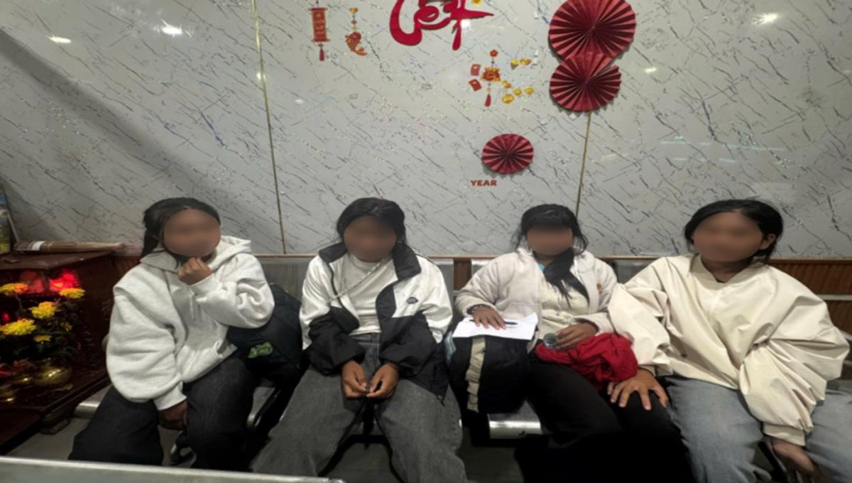 Công an xã Yên Na làm việc với 3 thiếu nữ nghi bị lừa đi các tỉnh phía Bắc làm việc.