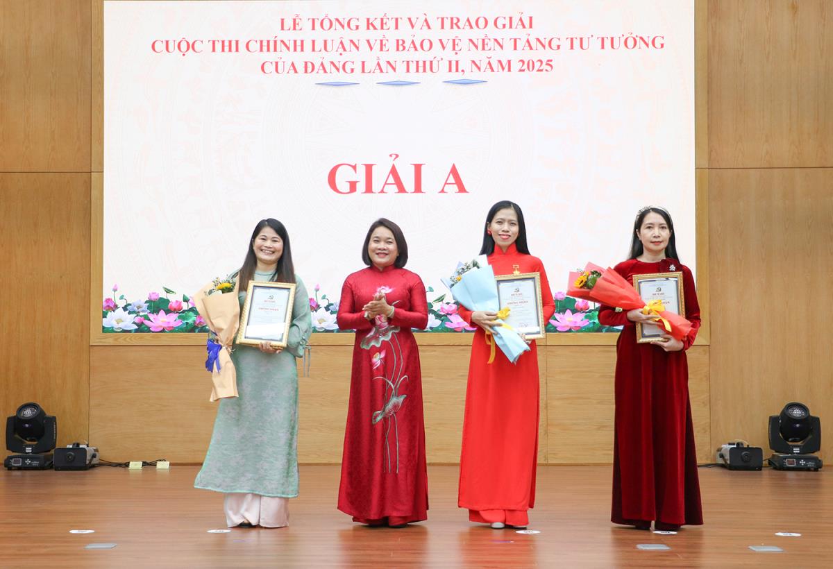 Ban tổ chức trao giải Cuộc thi chính luận về bảo vệ nền tảng tư tưởng của Đảng lần thứ 2-2025.