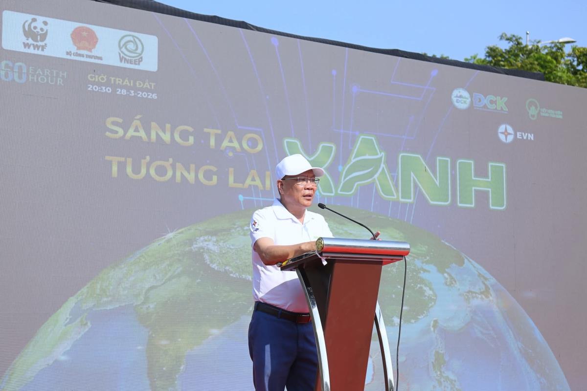 Đại biểu và những người tham dự lan tỏa thông điệp "Sáng tạo xanh-Tương lai xanh".