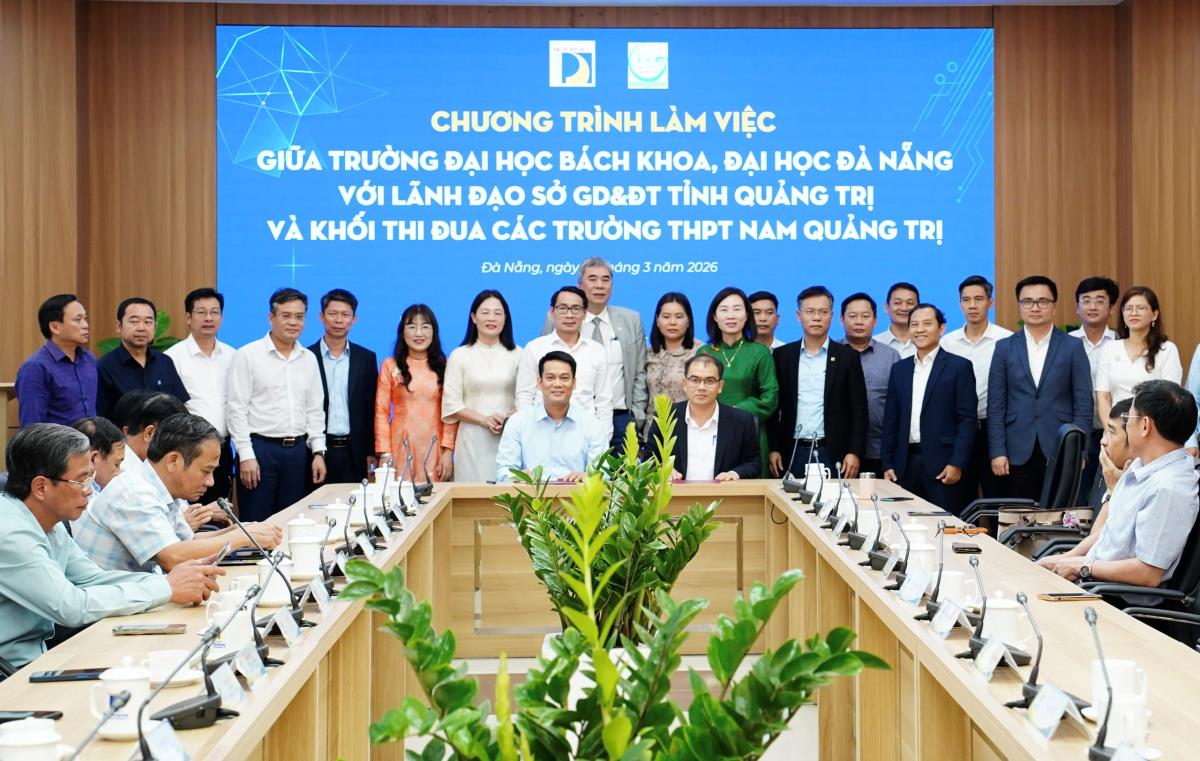 Đoàn công tác Sở Giáo dục và Đào tạo tỉnh Quảng Trị và Khối thi đua các trường THPT Nam Quảng Trị tham quan cơ sở vật chất Trường ĐHBK