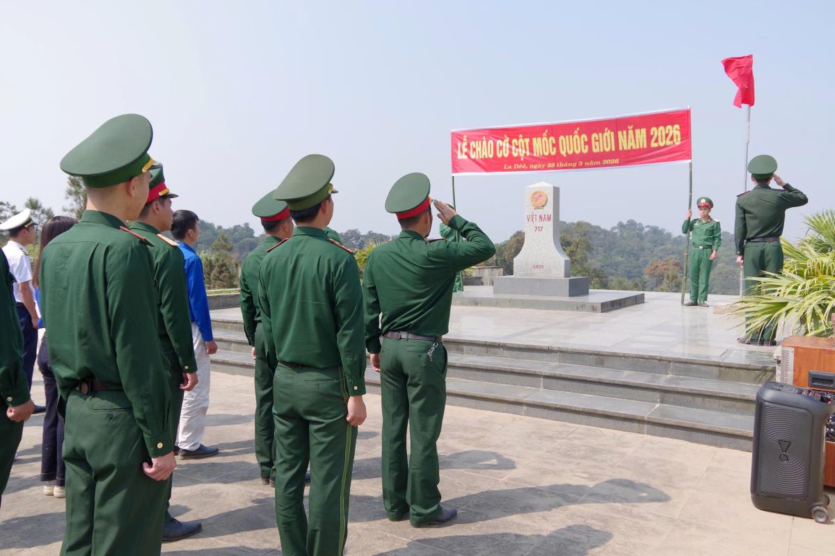 Xây dựng các công trình thanh niên “Thắp sáng vùng biên”, “Đường cờ Tổ quốc"