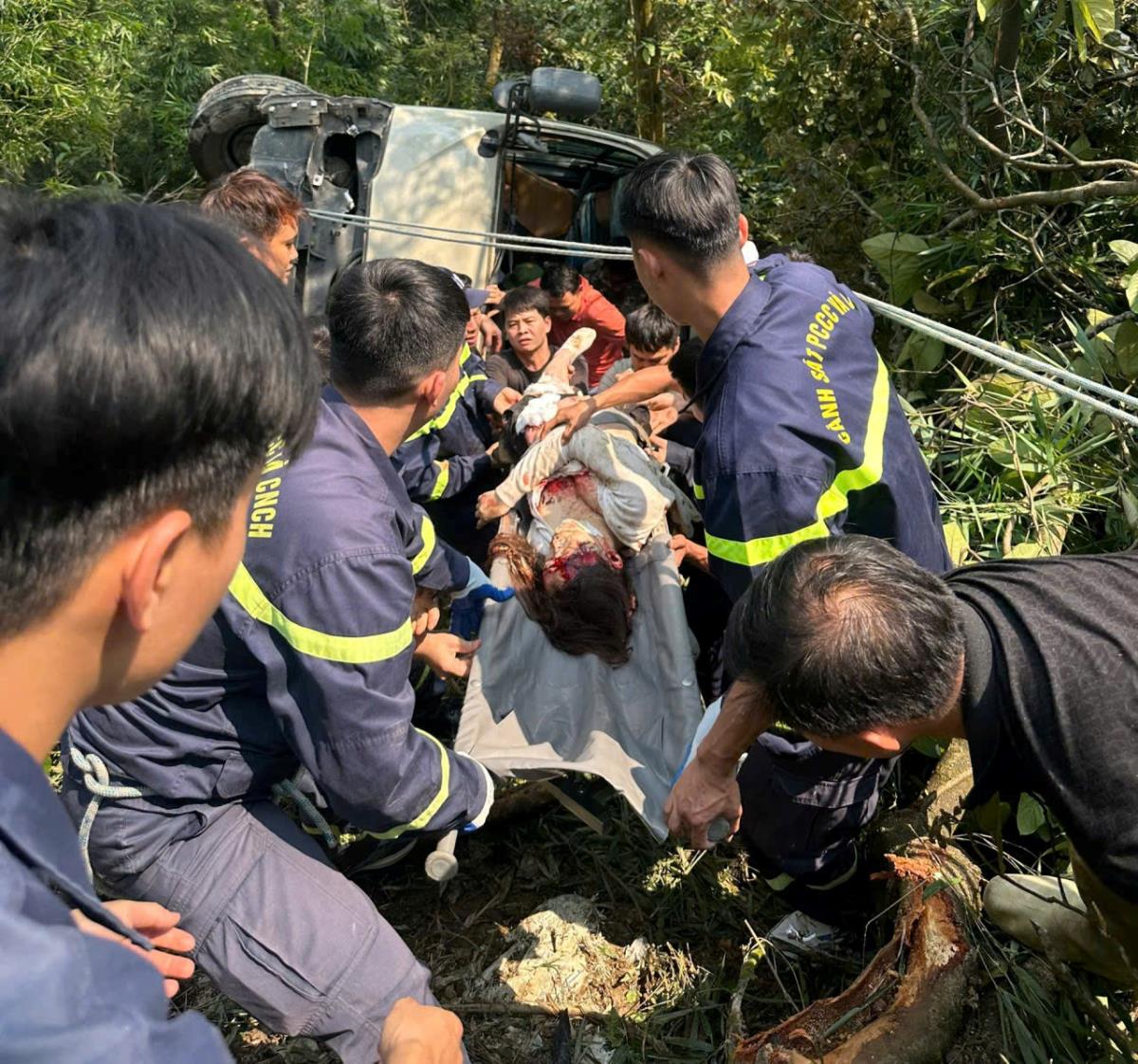 Hiện trường khu vực xe ô tô lao xuống.