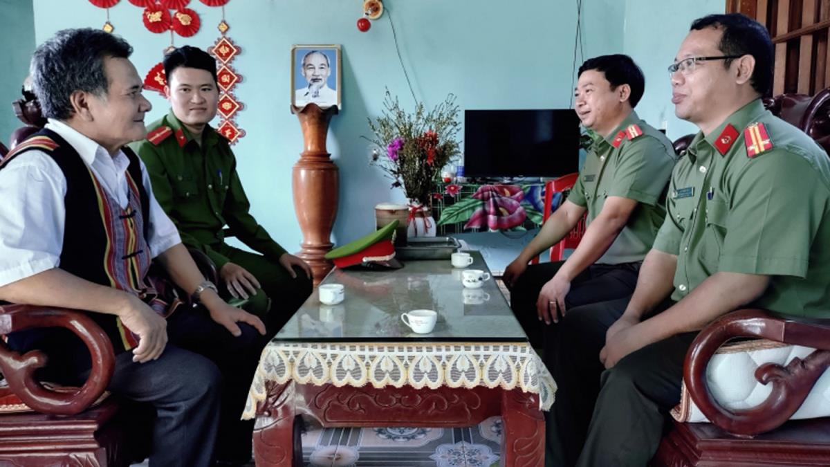 Trưởng thôn 9, xã Phước Năng Dương Công Hợi trao đổi tình hình trong thôn cùng cán bộ Công an xã.