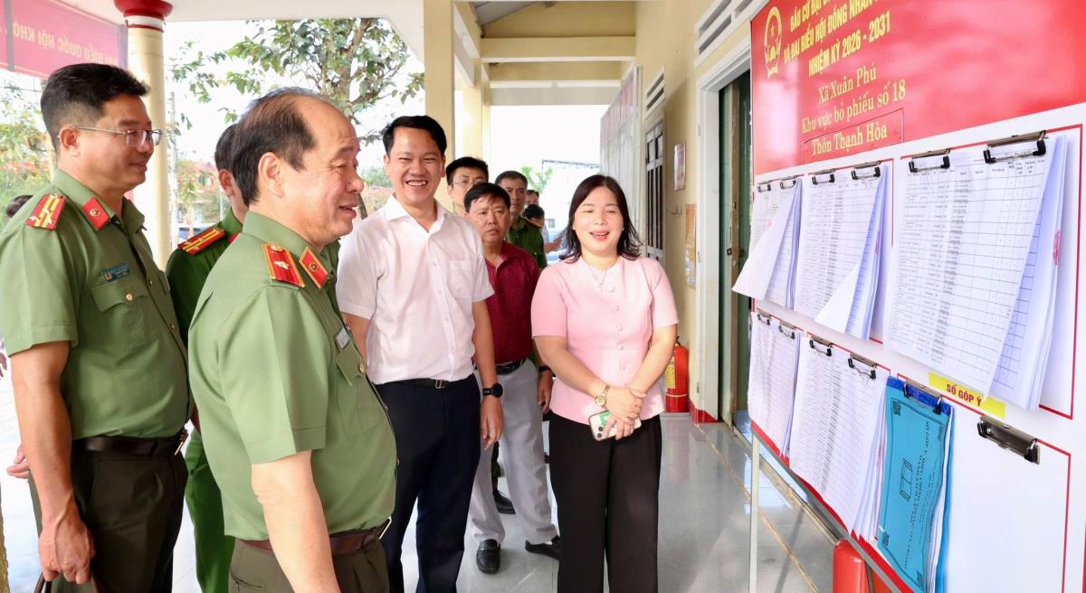 Thiếu tướng Nguyễn Hữu Hợp cùng đoàn công tác kiểm tra công tác chuẩn bị bầu cử tại hai xã Xuân Phú và Quế Sơn Trung.