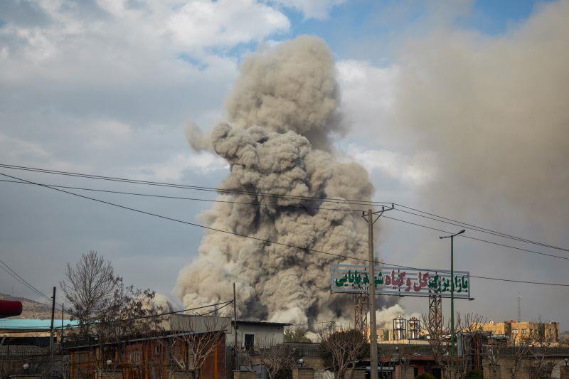 Một cột khói bốc lên sau vụ nổ hôm 2-3 tại Tehran, Iran. Ảnh: Getty Images
