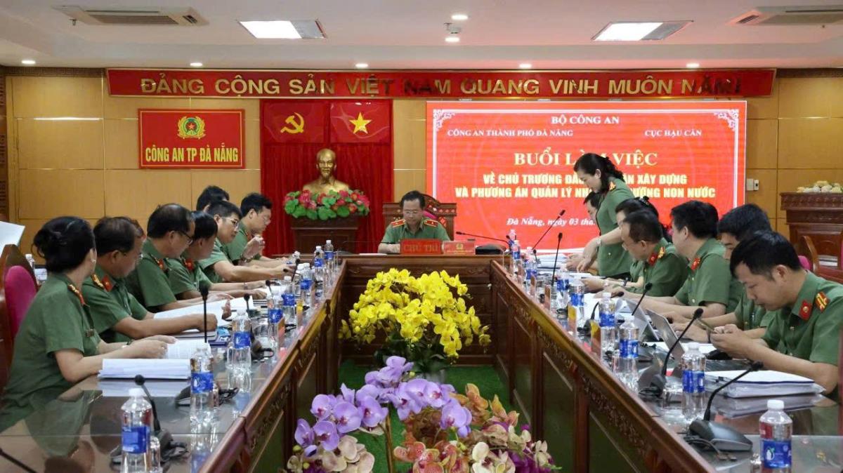 Thiếu tướng Phạm Văn Sơn chủ trì buổi làm việc.