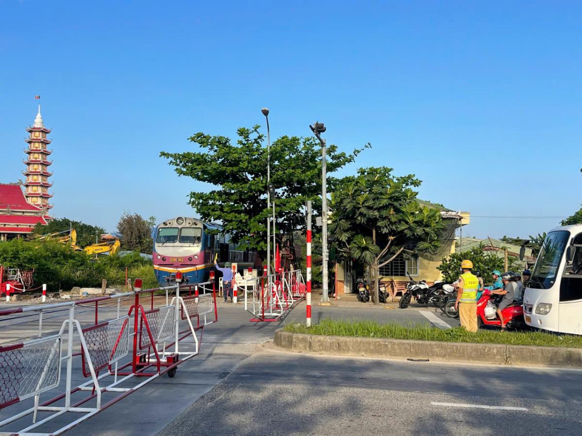 Lực lượng Cảnh sát giao thông Công an TP Đà Nẵng kiểm tra tại các điểm giao cắt đường sắt với đường bộ.