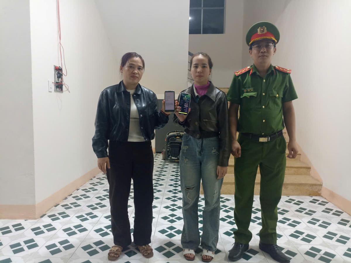 Chị Ly (đứng giữa) và Chị Yên (bên trái) tại cơ quan Công an.