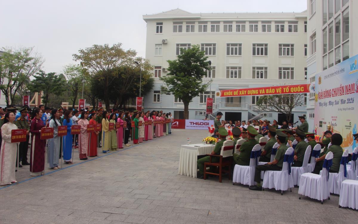 Các đội tuyển bước vào thi đấu.