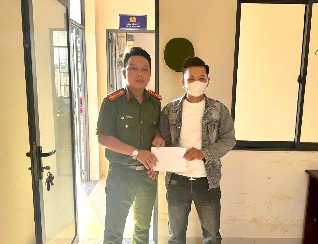Công an xã Thượng Đức hỗ trợ anh H. nhận lại số tiền chuyển nhầm.