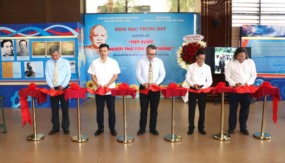 Các đại biểu cắt băng khai mạc Trưng bày chuyên đề "Tiếp bước người thợ Tôn Đức Thắng" sáng 30-3.