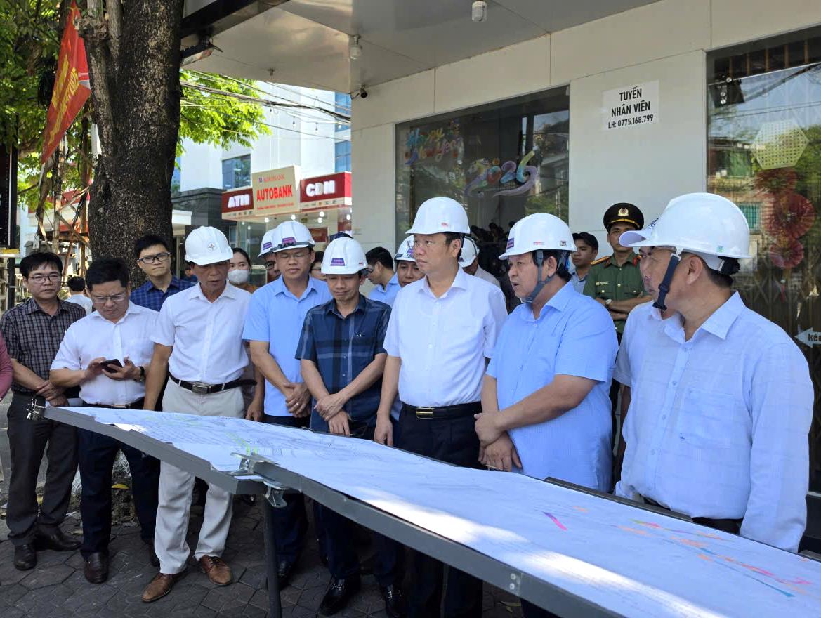 Phó Chủ tịch nghe Chủ đầu tư báo cáo dự án đầu tư xây dựng hạ tầng khu tái định cư và cải táng mồ mả phục vụ các dự án tại Khu công nghiệp, đô thị, dịch vụ Bình Thanh