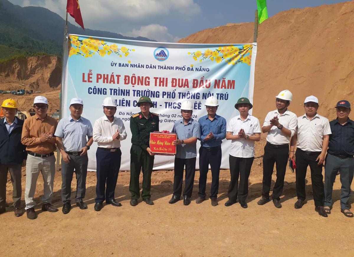 Phó Chủ tịch UBND TP Đà Nẵng Trần Anh Tuấn tặng quà động viên các nhà thầu thi công.