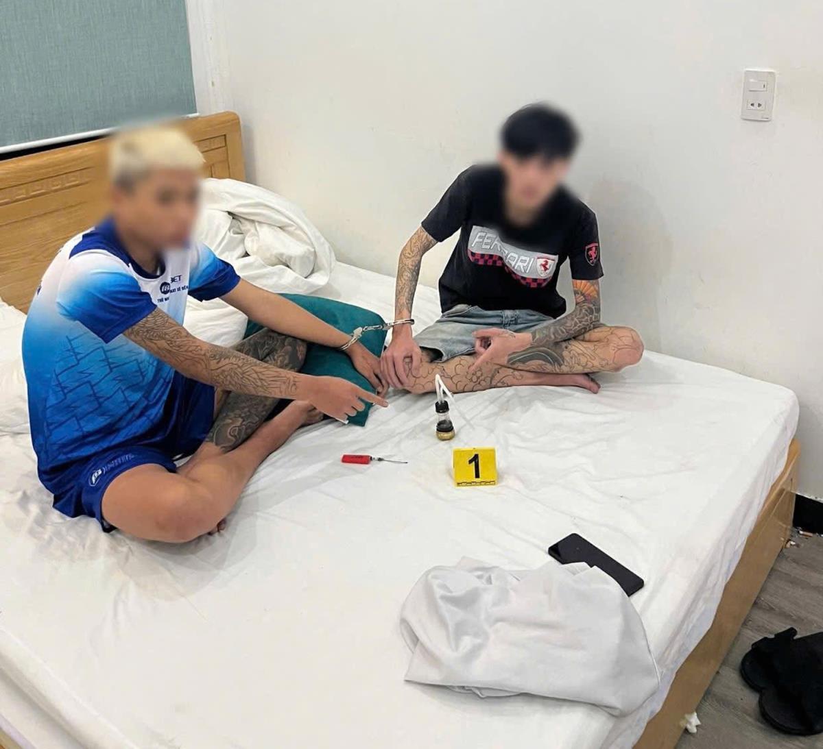 2 trong 4 đối tượng bị bắt quả tang sử dụng trái phép chất ma túy.