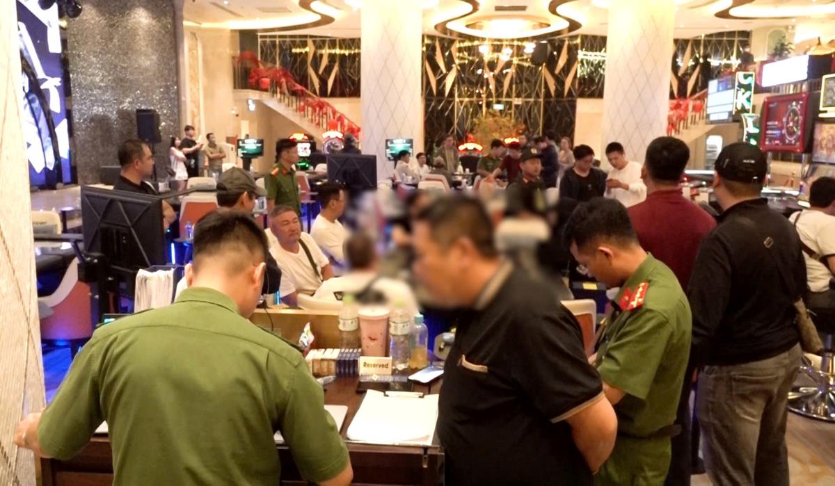 Lực lượng Công an phát hiện nhiều người nước ngoài đánh bạc trái phép tại GDC Lucky Club.