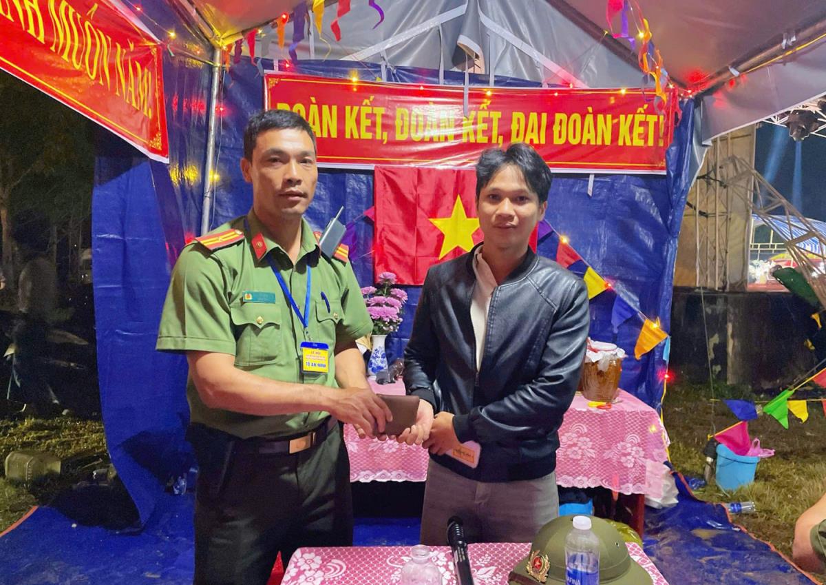 Công an xã Tam Giang bàn giao tài sản cho anh Đông.