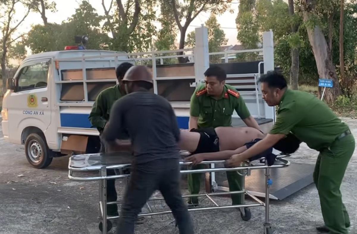 Công an xã Ia Pa đưa nam thanh niên đi cấp cứu.