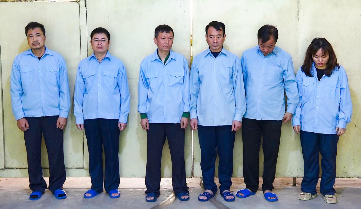 6 cựu cán bộ phường liên quan đến vụ án bị bắt giữ.