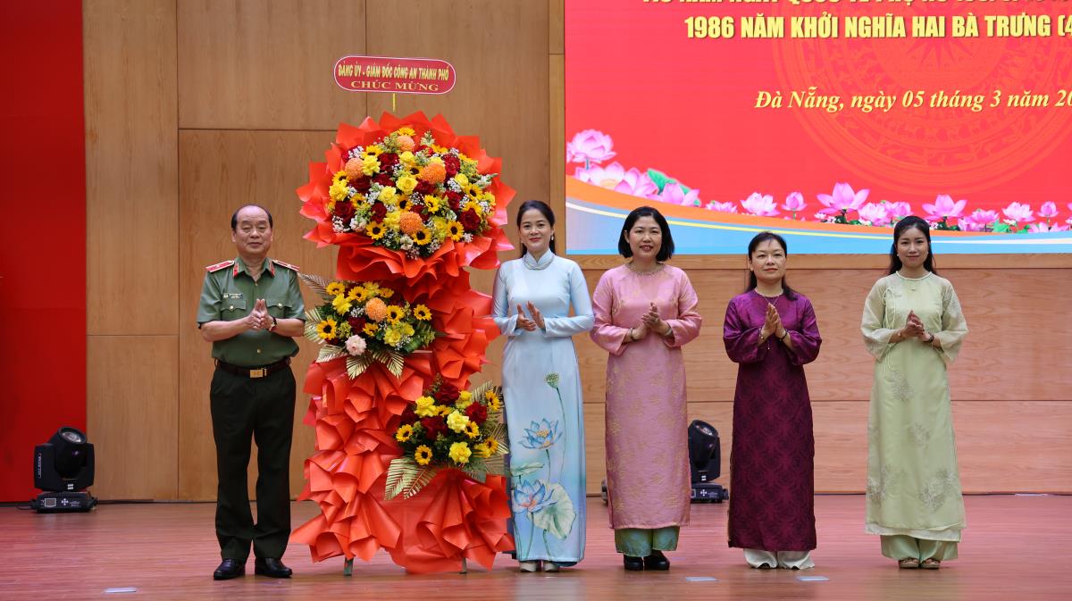 Gặp mặt tôn vinh nữ cán bộ, chiến sĩ Công an Đà Nẵng nhân dịp 8-3 và phát động phong trào Nuôi heo đất vì người nghèo