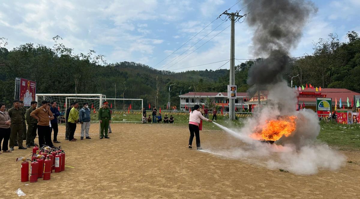 Công an xã  A Vương tập huấn nghiệp vụ phòng cháy chữa cháy phục vụ bầu cử Đại biểu Quốc hội và Hội đồng nhân dân các cấp