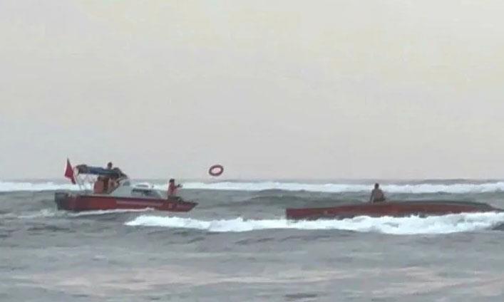 Cứu nạn thành công 5 ngư dân trên tàu cá bị lật khi đang vào cửa biển Nhật Lệ