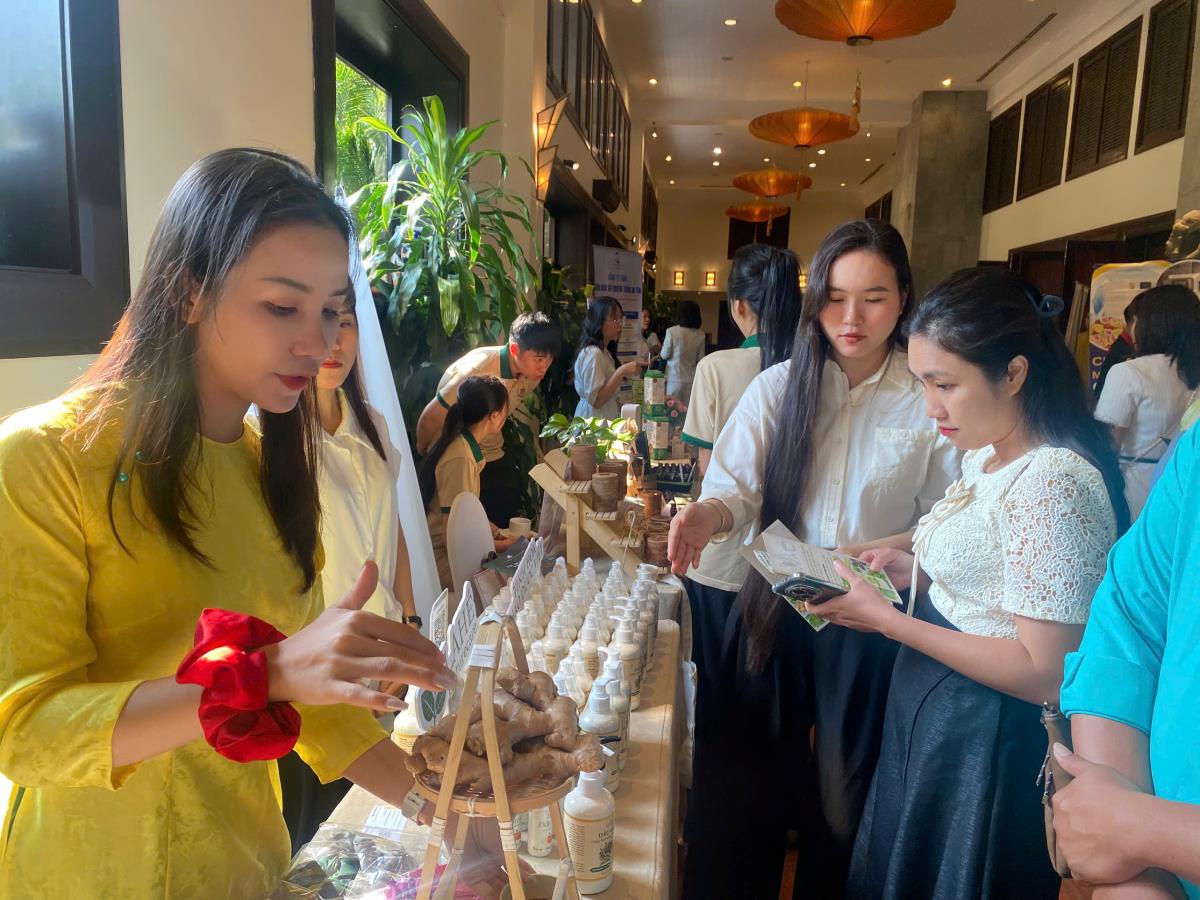 Đại biểu tham quan các gian hàng triển lãm giới thiệu tại ngày hội.