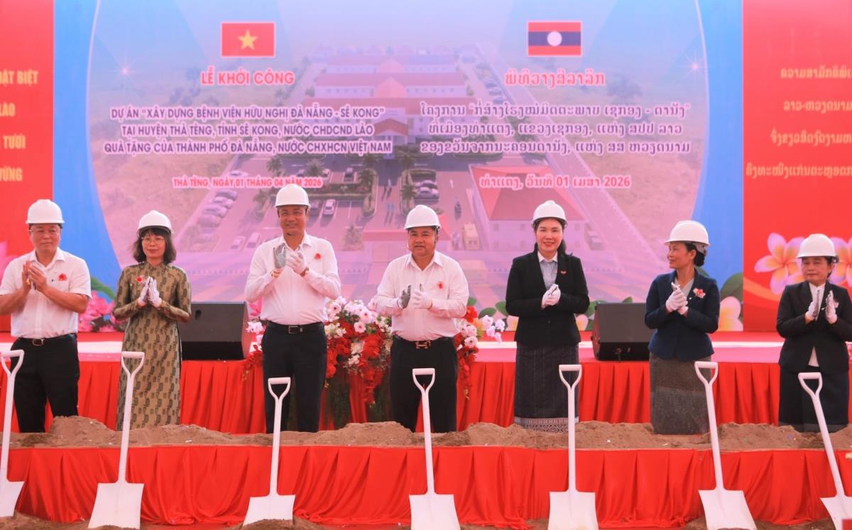 Bí thư Thành ủy Lê Ngọc Quang trao quà cho các đơn vị thi công.