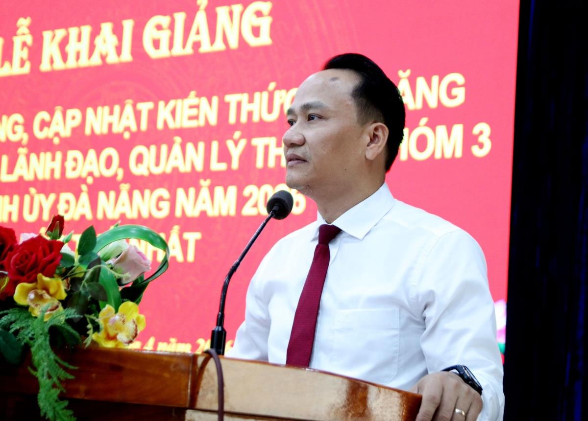 Phó Bí thư Thường trực Thành ủy Nguyễn Đình Vĩnh phát biểu tại lớp bồi dưỡng.