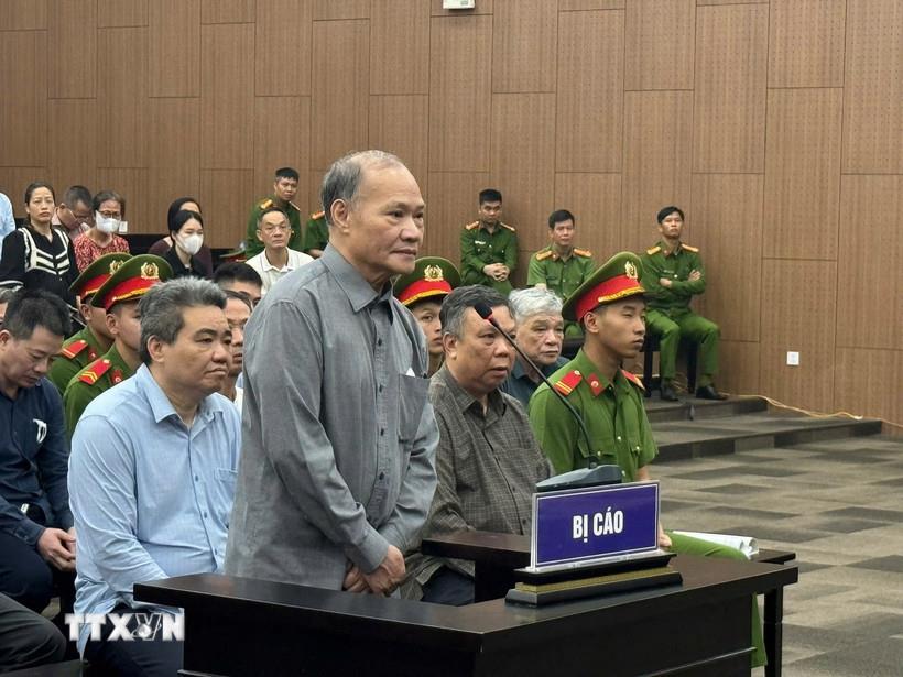 Hai bị cáo Hoàng Văn Thắng (bên trái) và Nguyễn Văn Dân tại phiên tòa. Ảnh: TTXVN