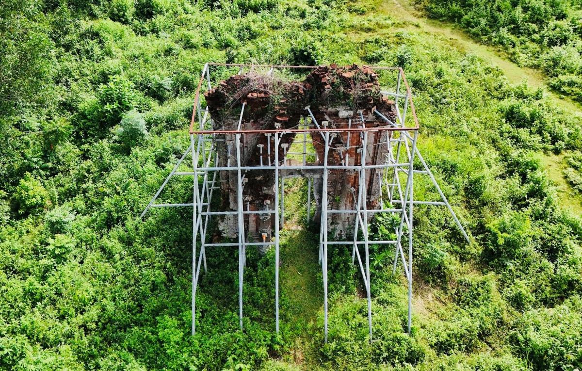 Di tích Phật viện Đồng Dương đã bị xuống cấp trầm trọng.