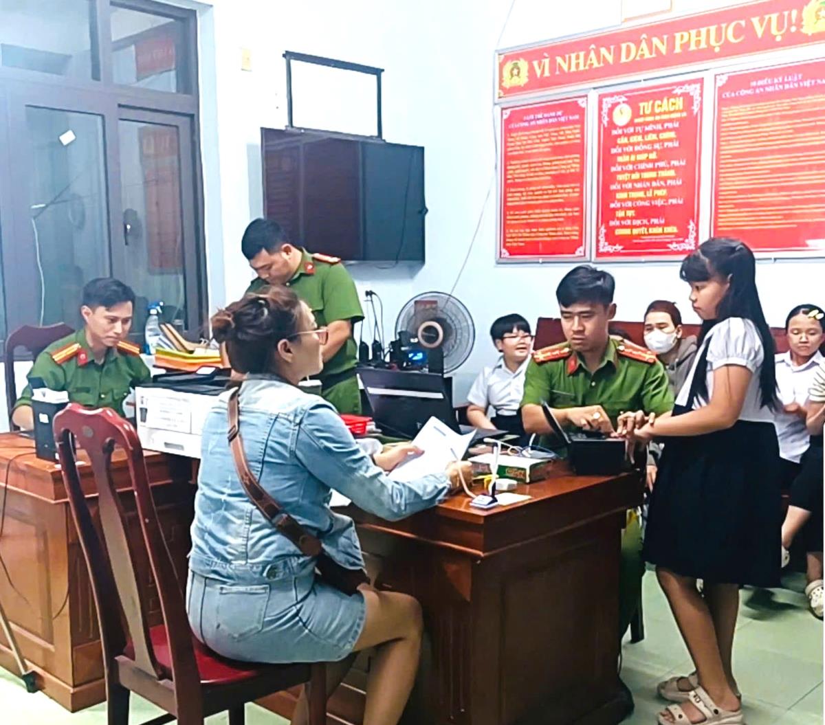 Tăng ca cấp căn cước, định danh mức 2 cho học sinh trước kỳ thi