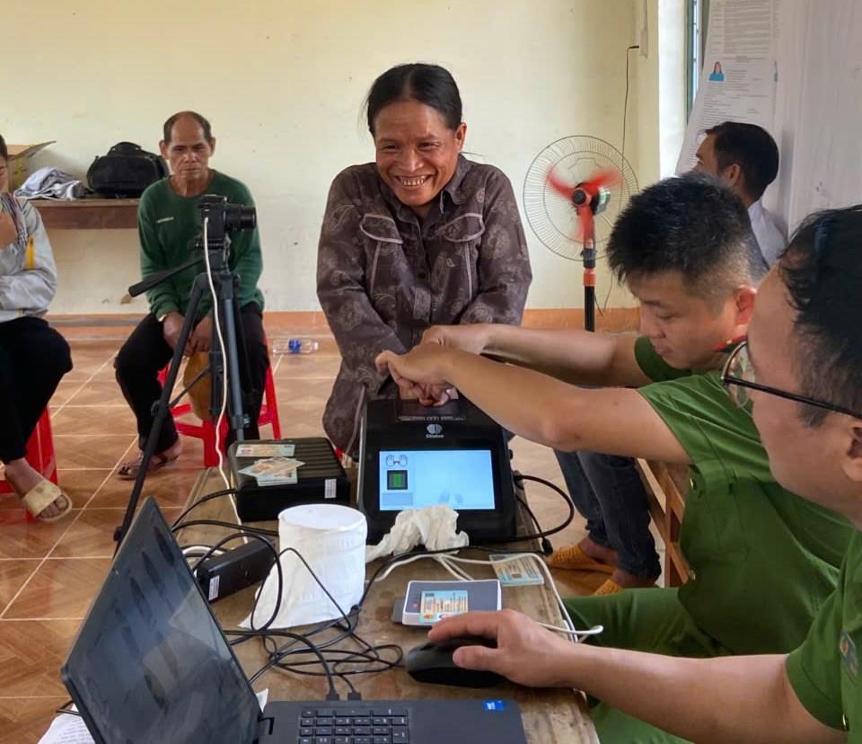 Công an xã Trà Tân làm thủ tục cấp CCCD cho bà con nhân dân thôn Sông Y.