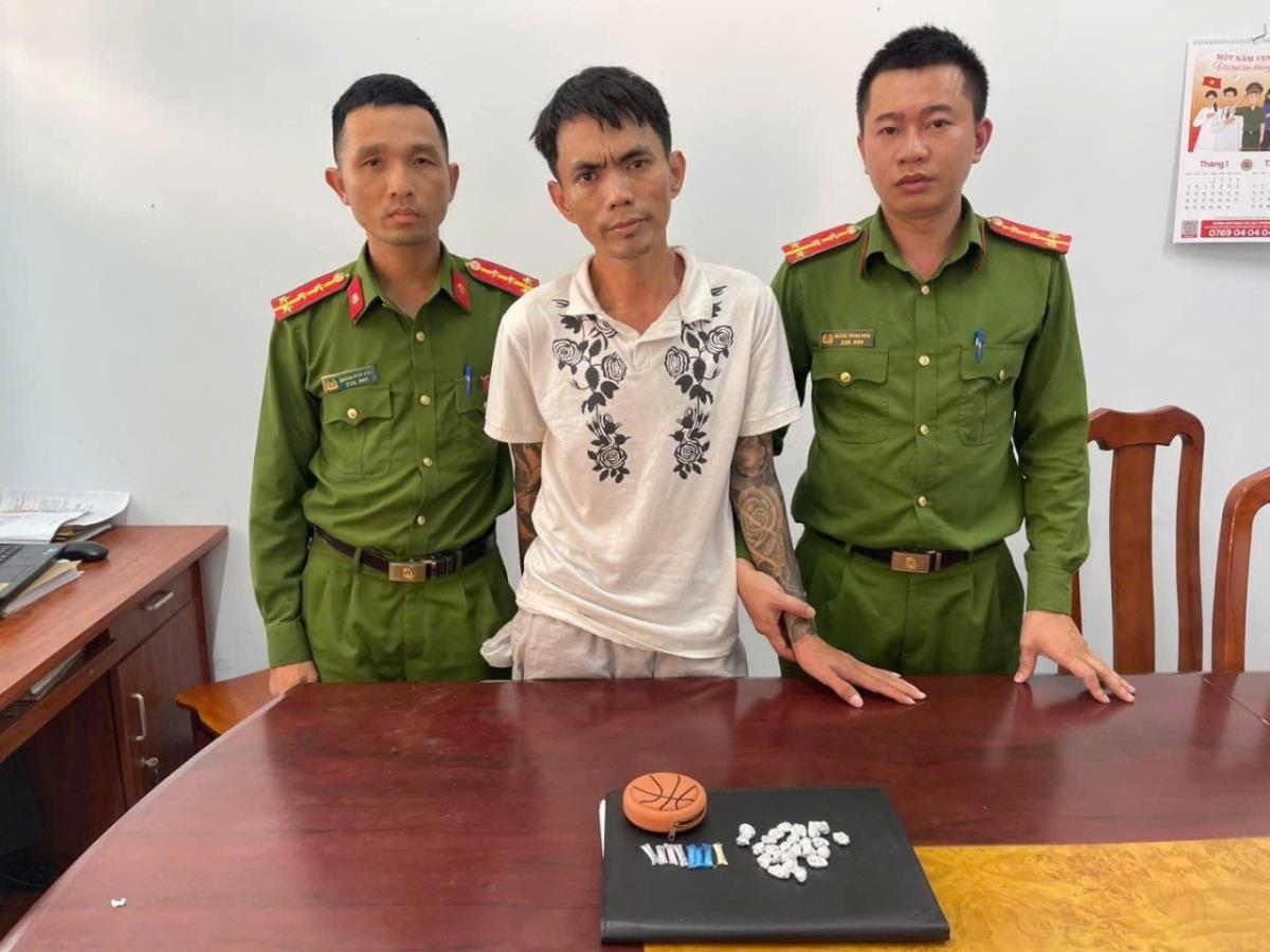 Đối tượng Hùng bị bắt giữ cùng số ma túy tang vật.